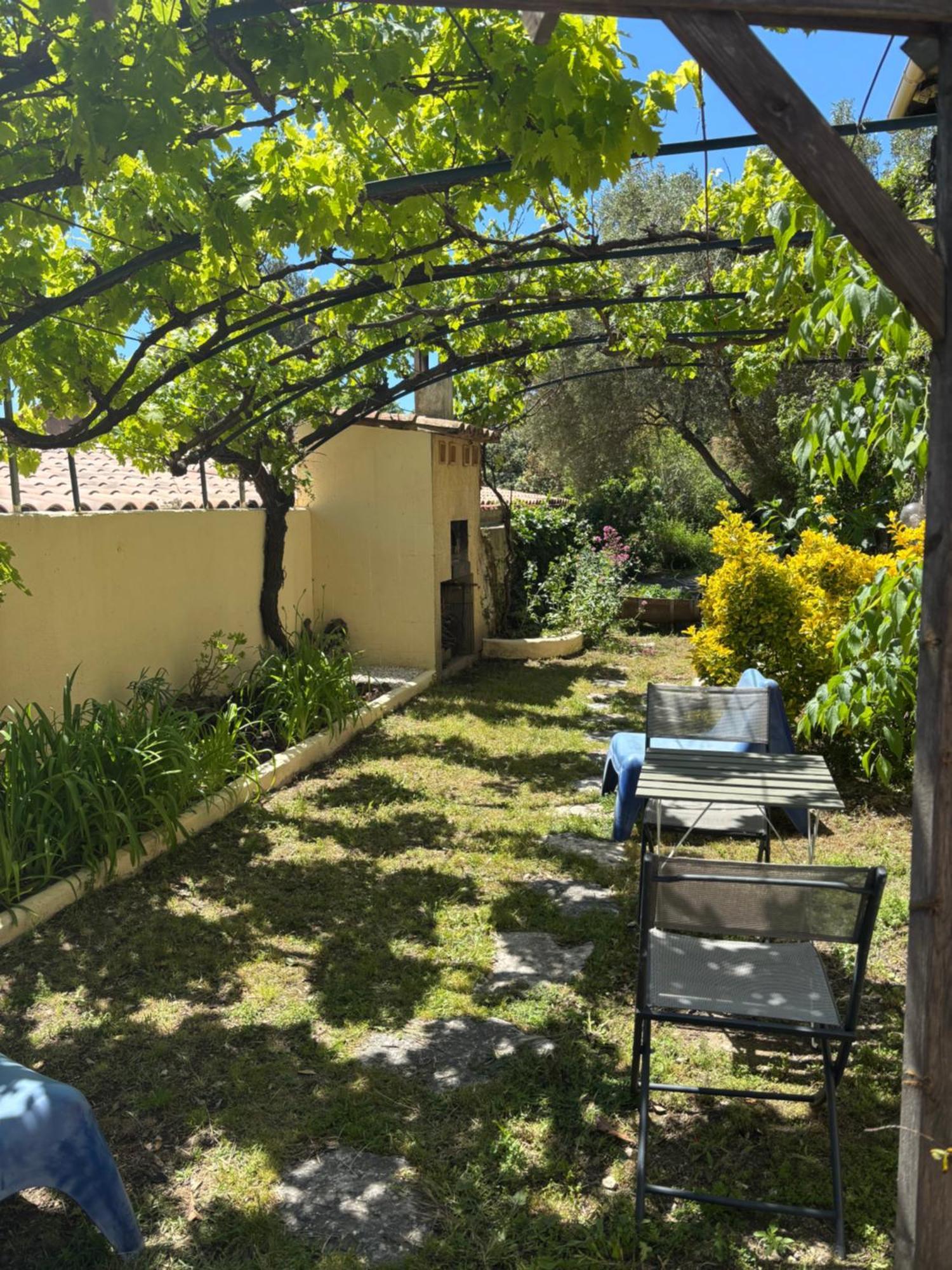 Evasion En Provence Bas De Villa Avec Jardin & Vignes, Soleil & Fraicheur Mirabeau Buitenkant foto
